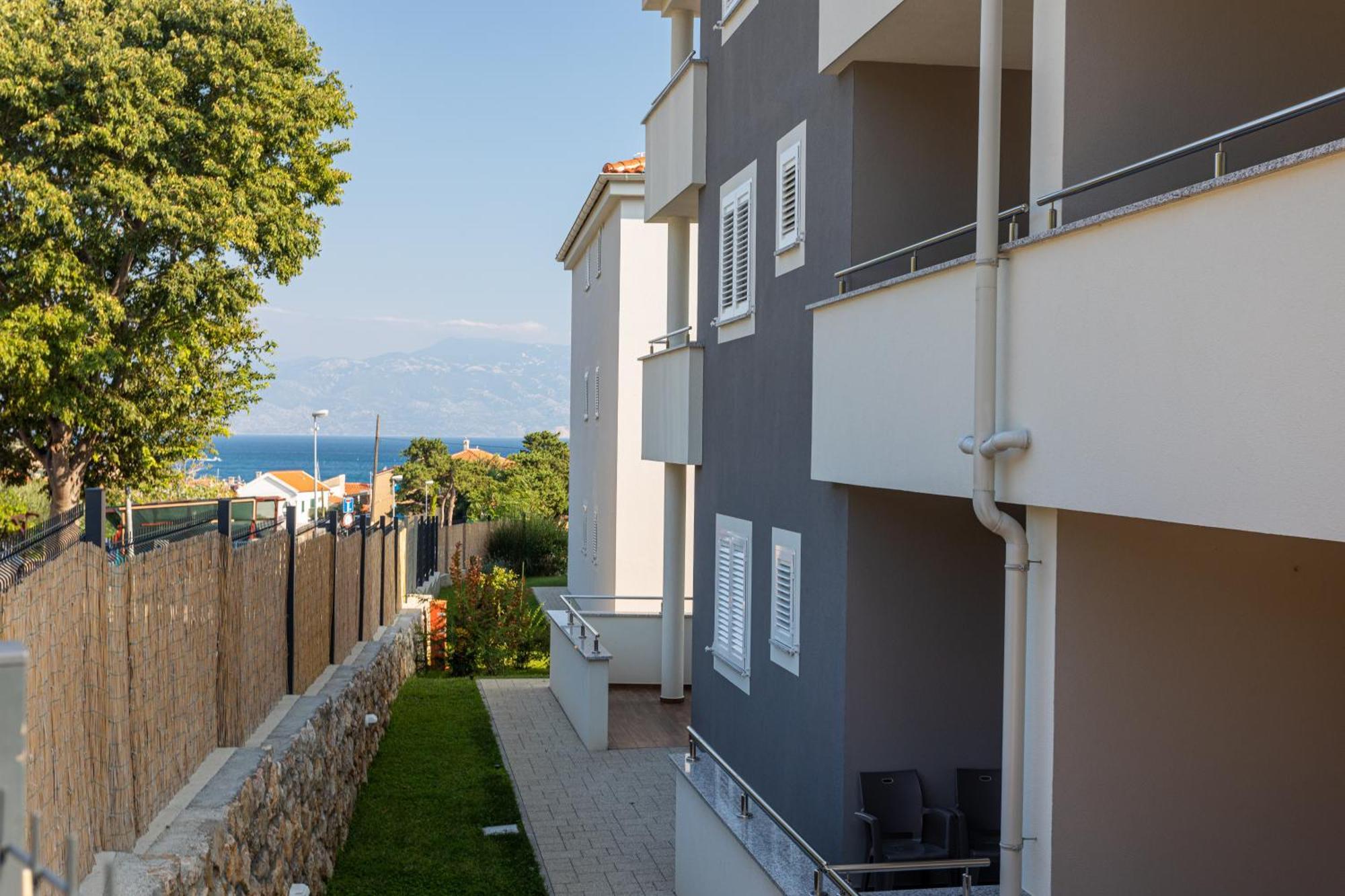 Apartments Crnekovic Tomislava 8A Baska  Bagian luar foto