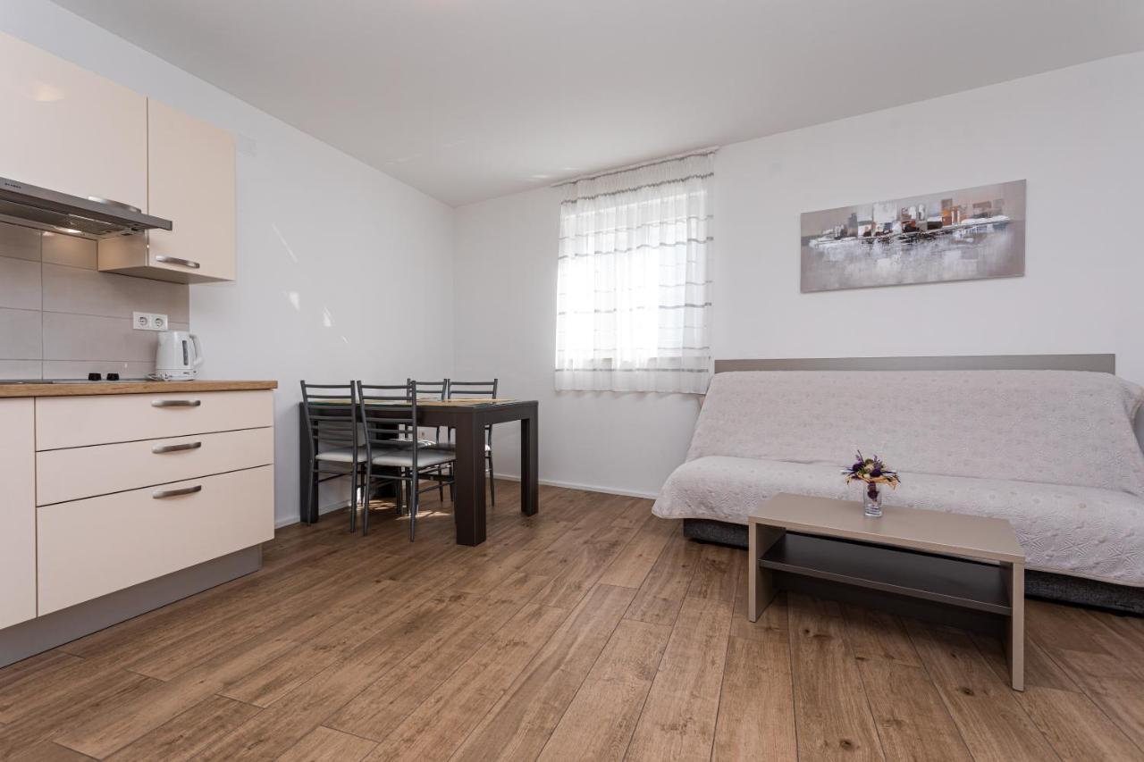 Apartments Crnekovic Tomislava 8A Baska  Bagian luar foto