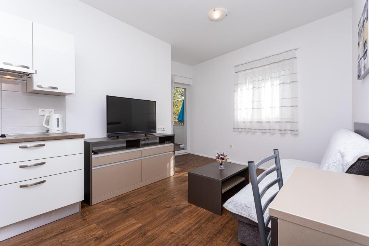 Apartments Crnekovic Tomislava 8A Baska  Bagian luar foto