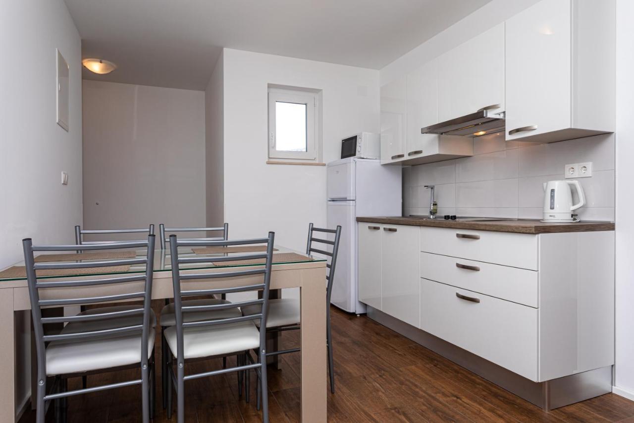 Apartments Crnekovic Tomislava 8A Baska  Bagian luar foto