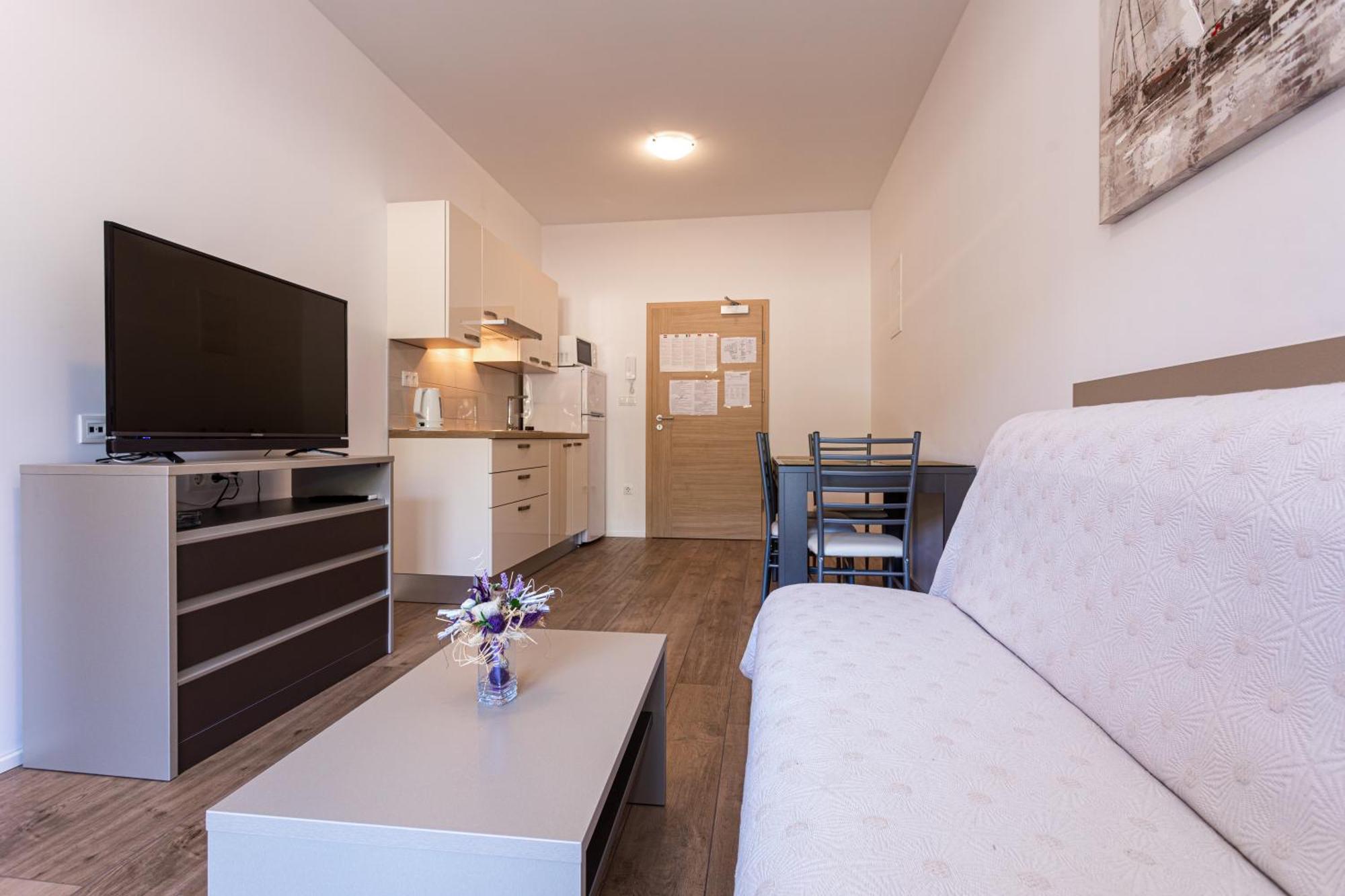 Apartments Crnekovic Tomislava 8A Baska  Bagian luar foto