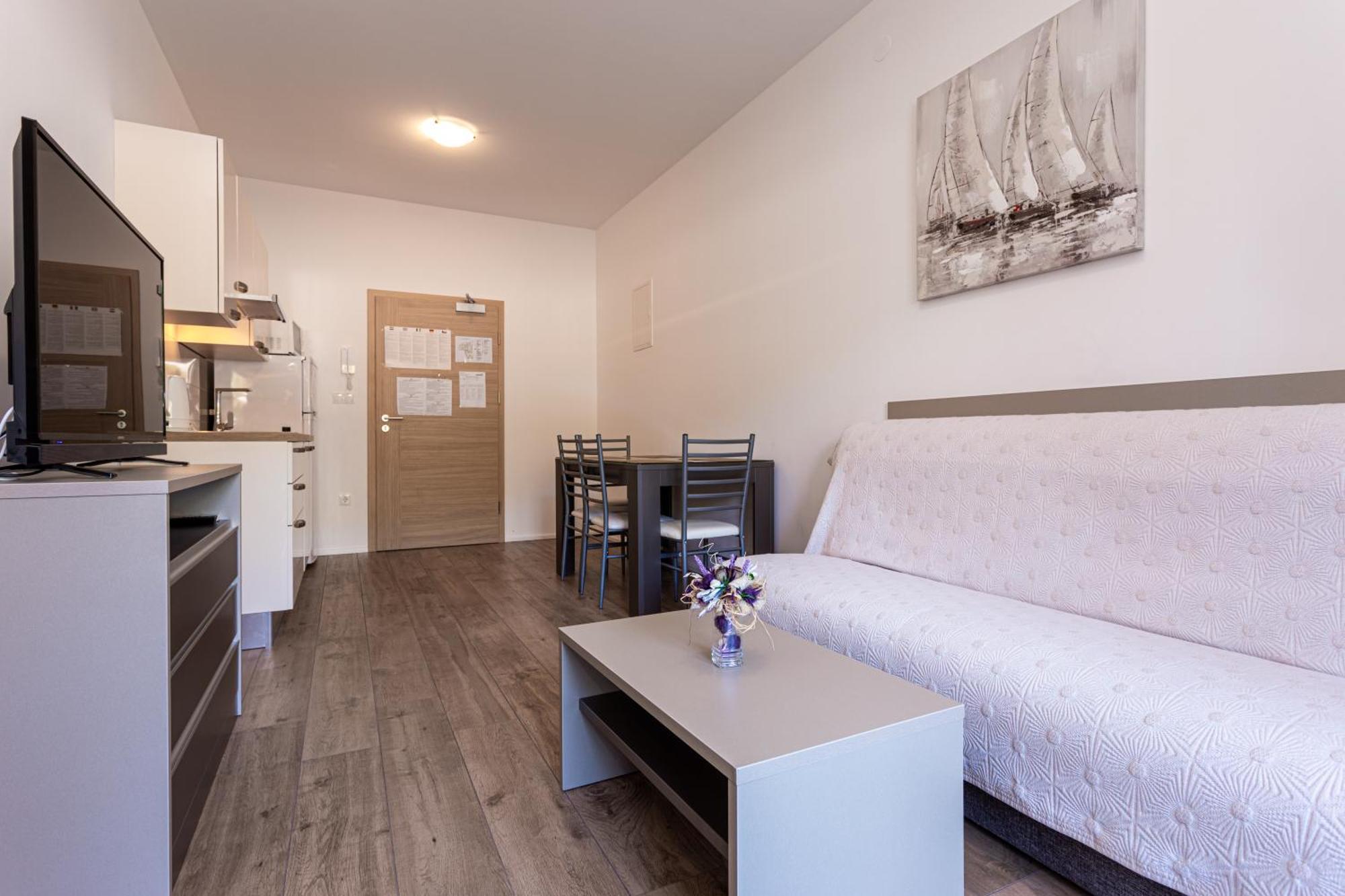 Apartments Crnekovic Tomislava 8A Baska  Bagian luar foto