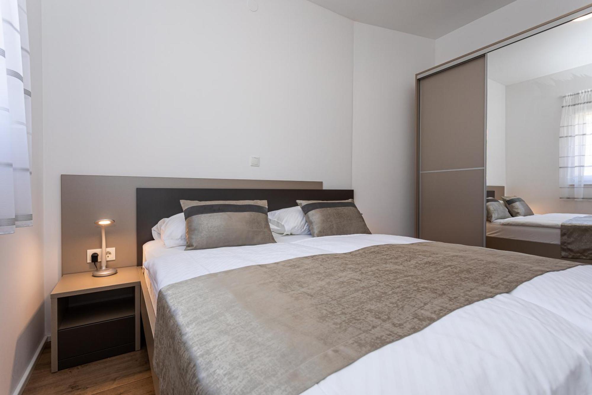 Apartments Crnekovic Tomislava 8A Baska  Bagian luar foto